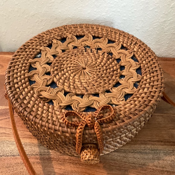 Featured on Good Morning America, 100% Hand Woven Rattan Bag w/Leather, Like New - Picture 5 of 11